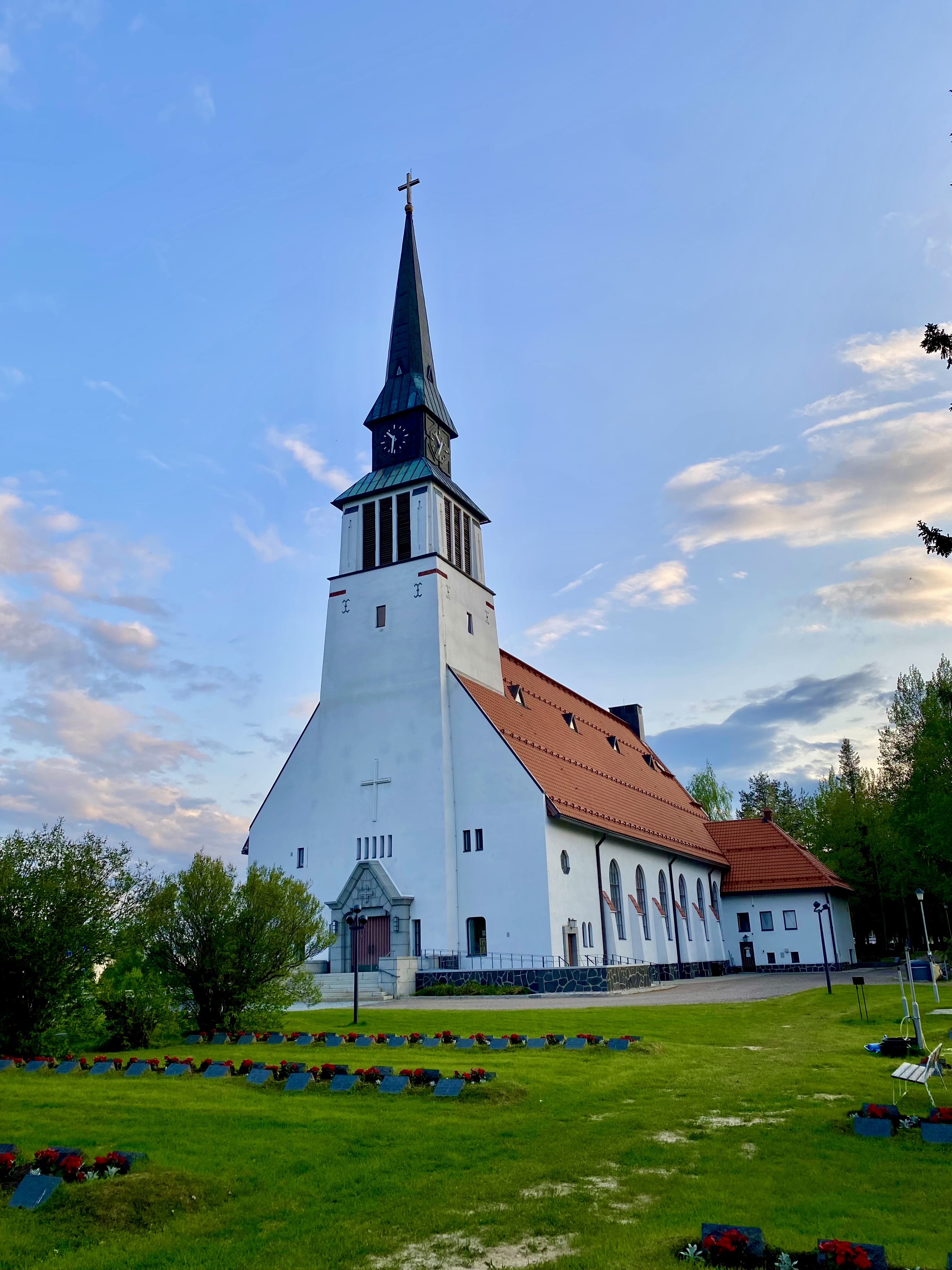 Kemijärven kirkko kuvattuna sankarihaudoilla käsin.