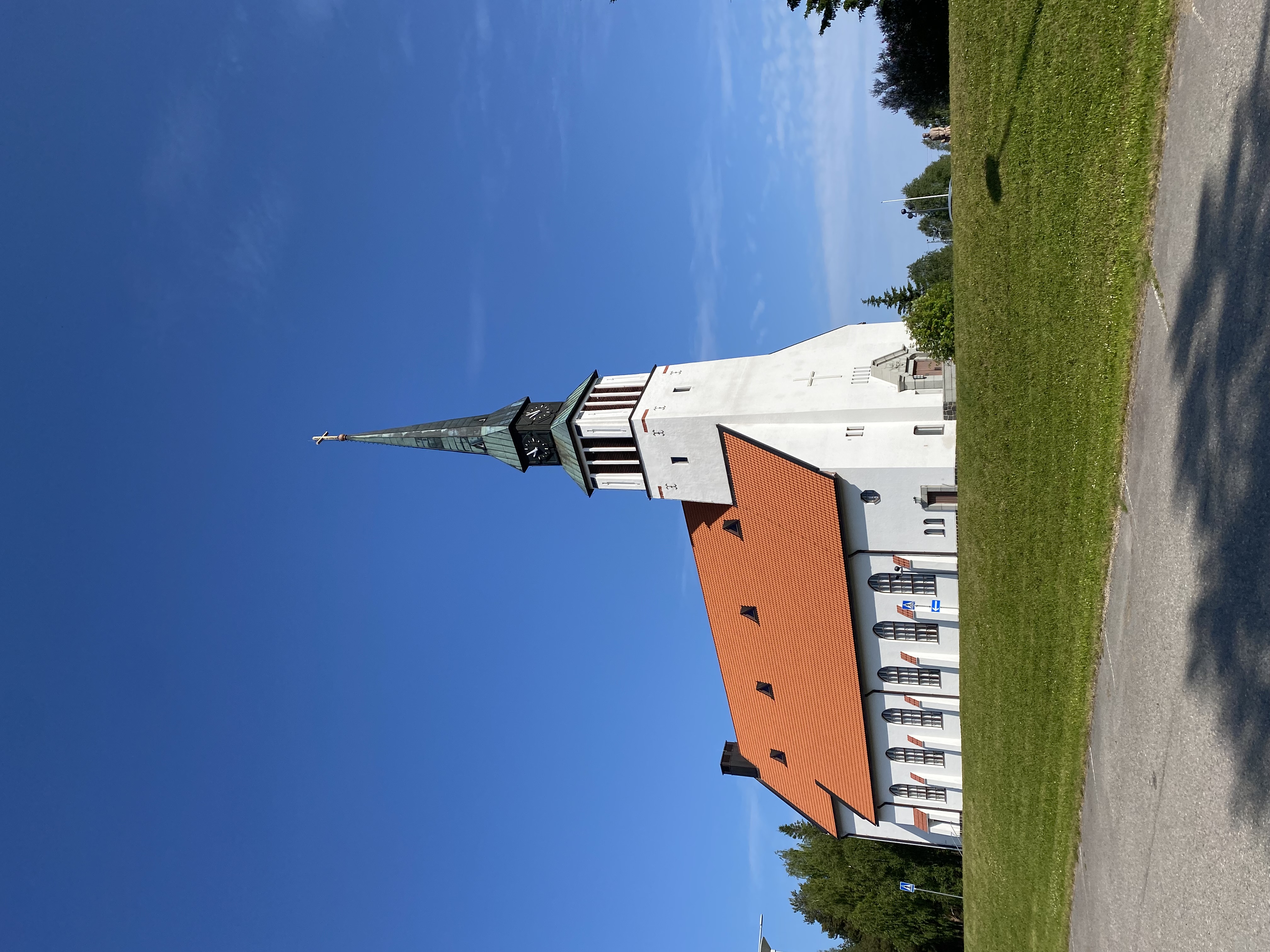 Kemijärven kirkon kuva kesäajalta.