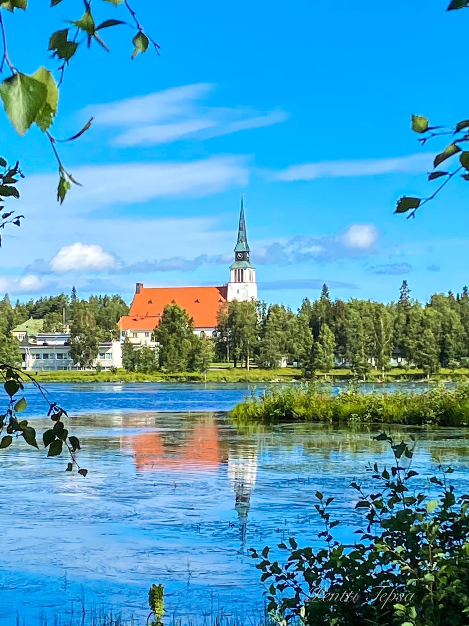 Kemijärven kirkko kauniina kesäpäivänä, kirkon silhuetti heijastuu Kemijärven pintaan. Kuva: Pentti Tepsa.