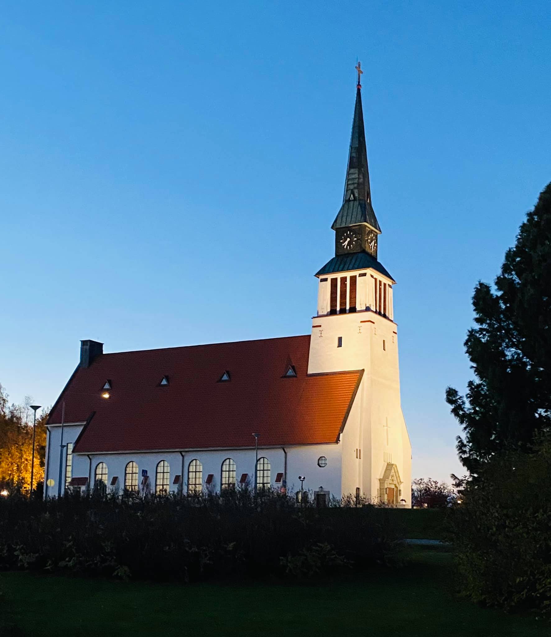 Kemijärven kirkko syksyllä, ruskapuiden ympäröimänä, pilvettömän taivaan alla, kuva Pentti Tepsa