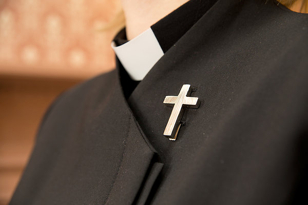 Papin takki, koru ja pantapaita. Kuva Sanna Krook, kirkon kuvapankki