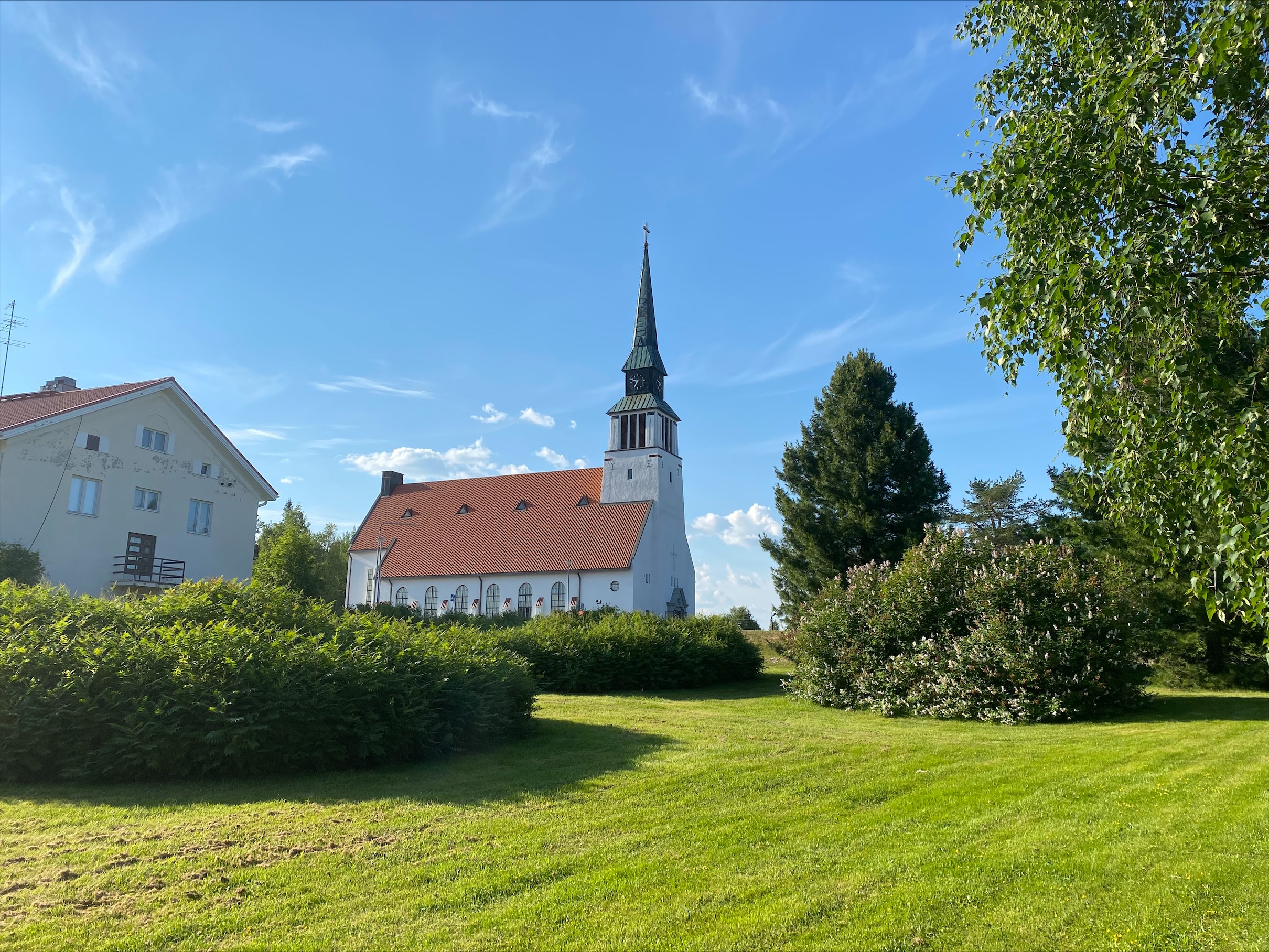 Kemijärven kirkko kesällä. Kuva: Pentti Tepsa