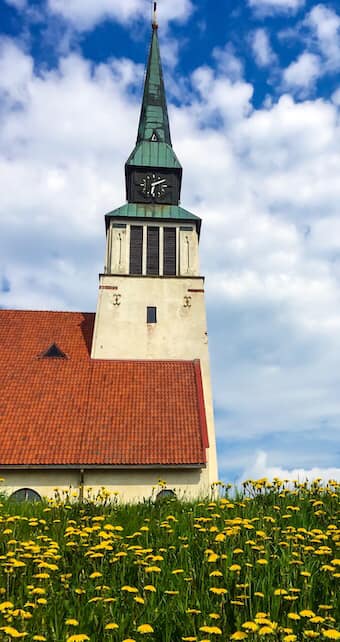 Kirkon torni kesällä, kuvaaja Pentti Tepsa