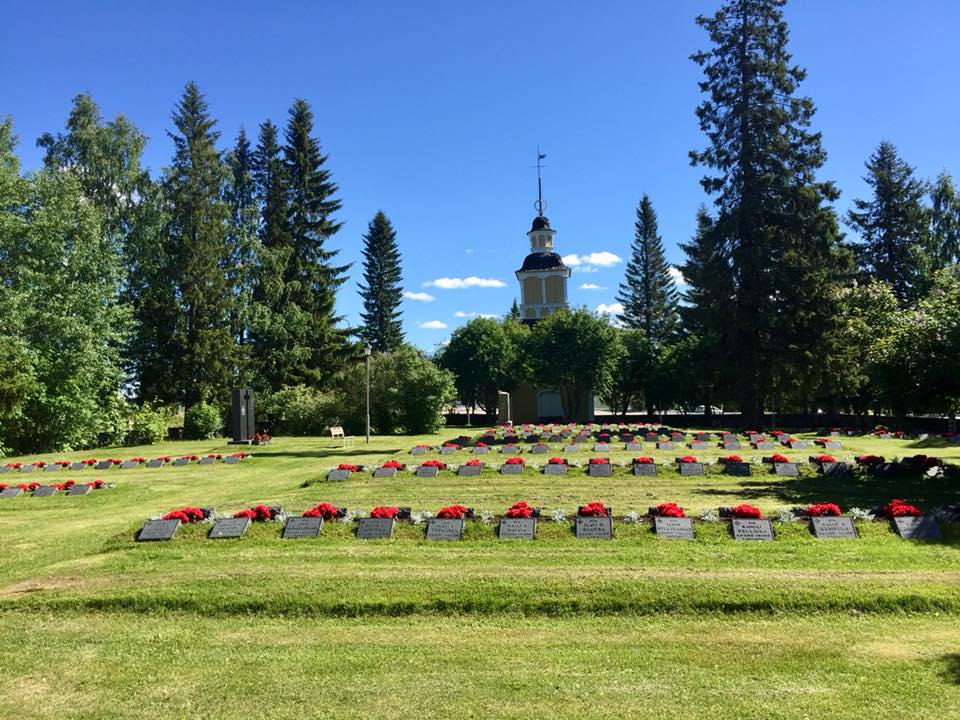 Vanhan hautausmaan sankarihaudat kauniina kesäpäivänä. Kellotapuli näkyy kuvassa. Kuva Pentti Tepsa.