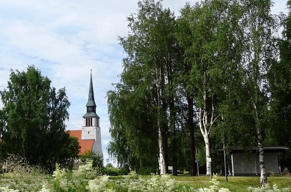 Kesäinen näkymä Kemijärven kirkonmäelle