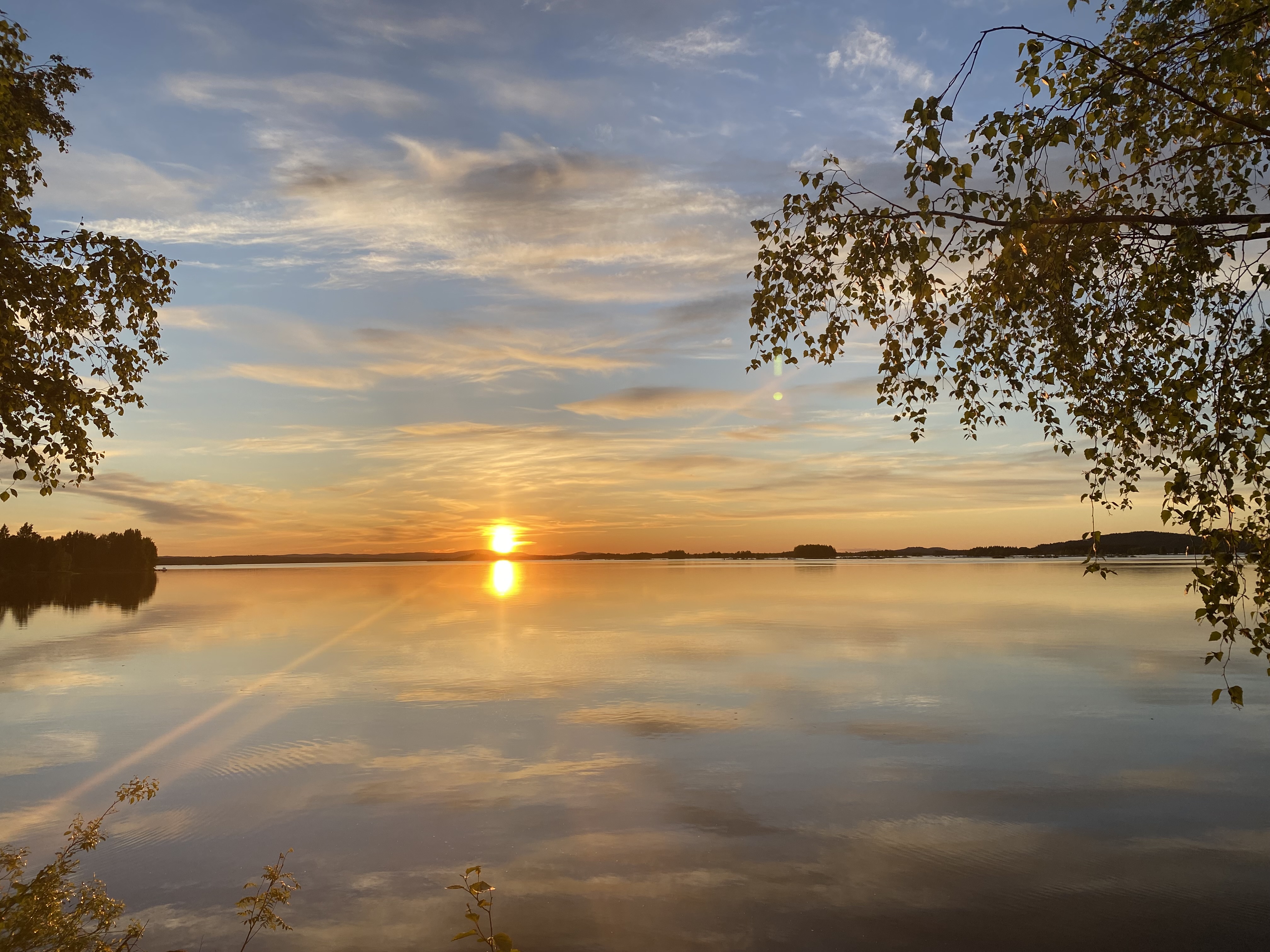 Kesäauringon kirkkautta Kemijärvellä.