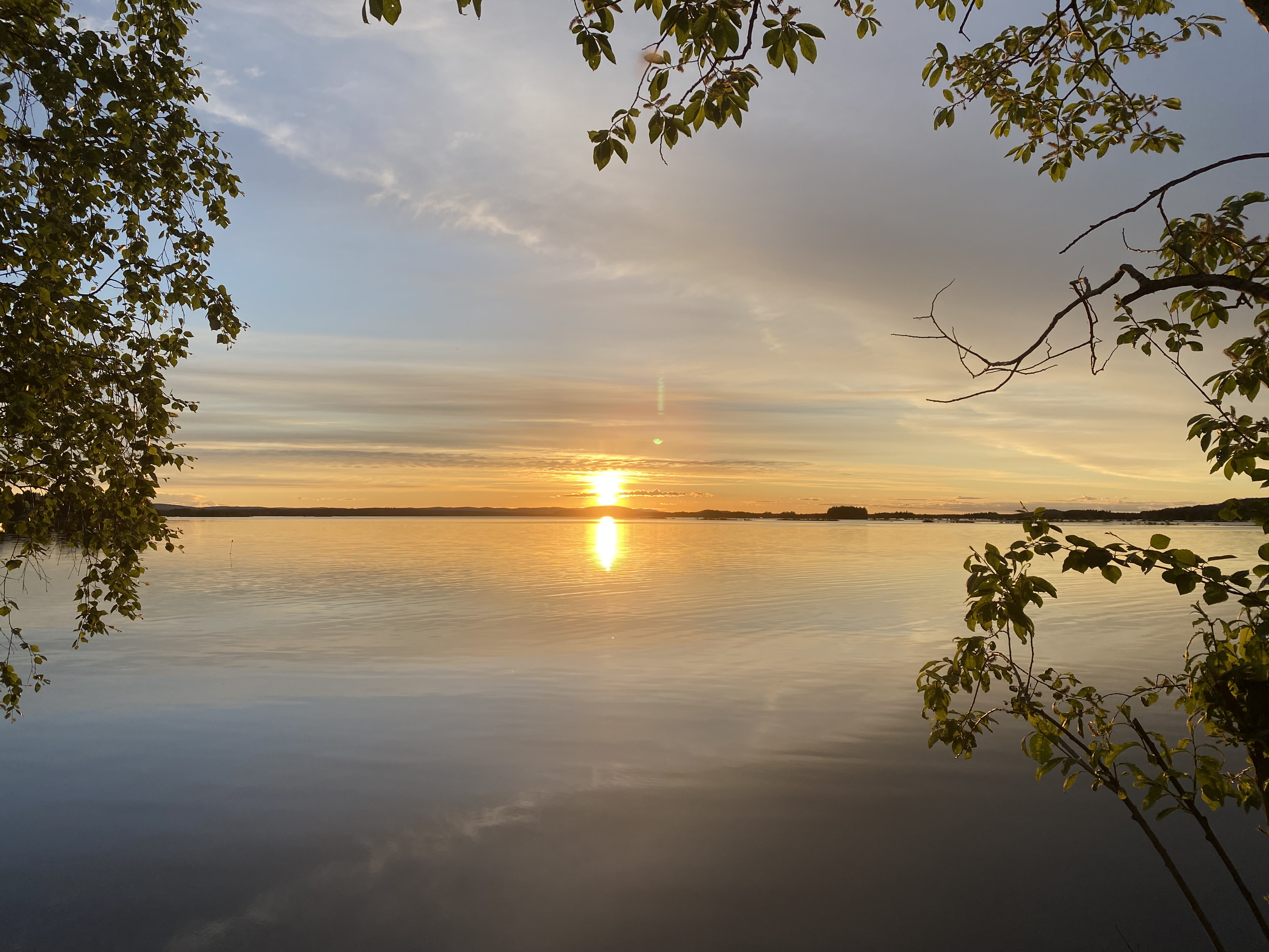 Keskiyön aurinkoa Kemijärven selällä.