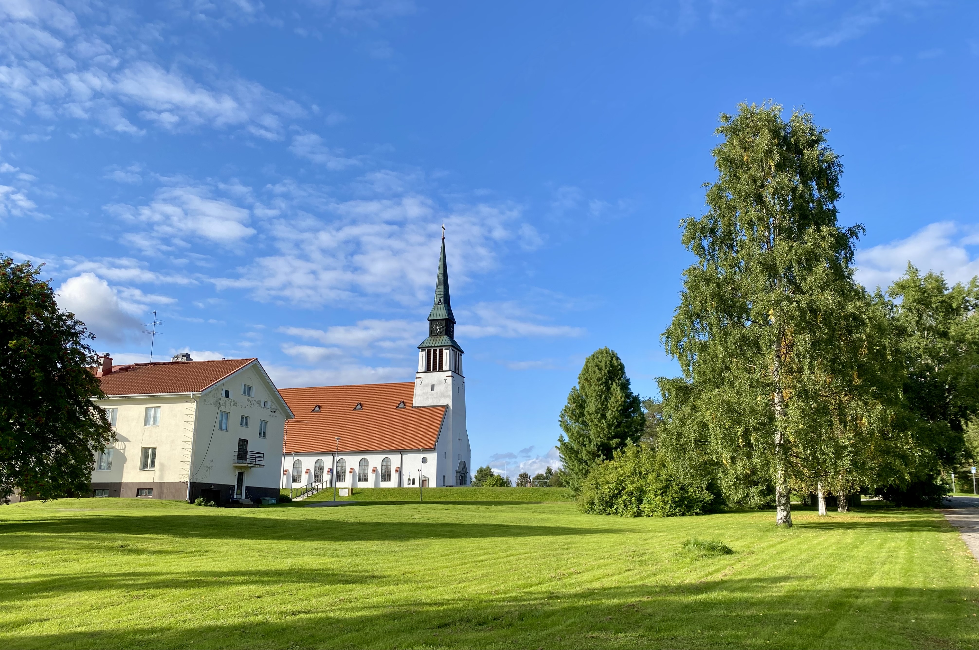 Kesäinen Kemijärven kirkko