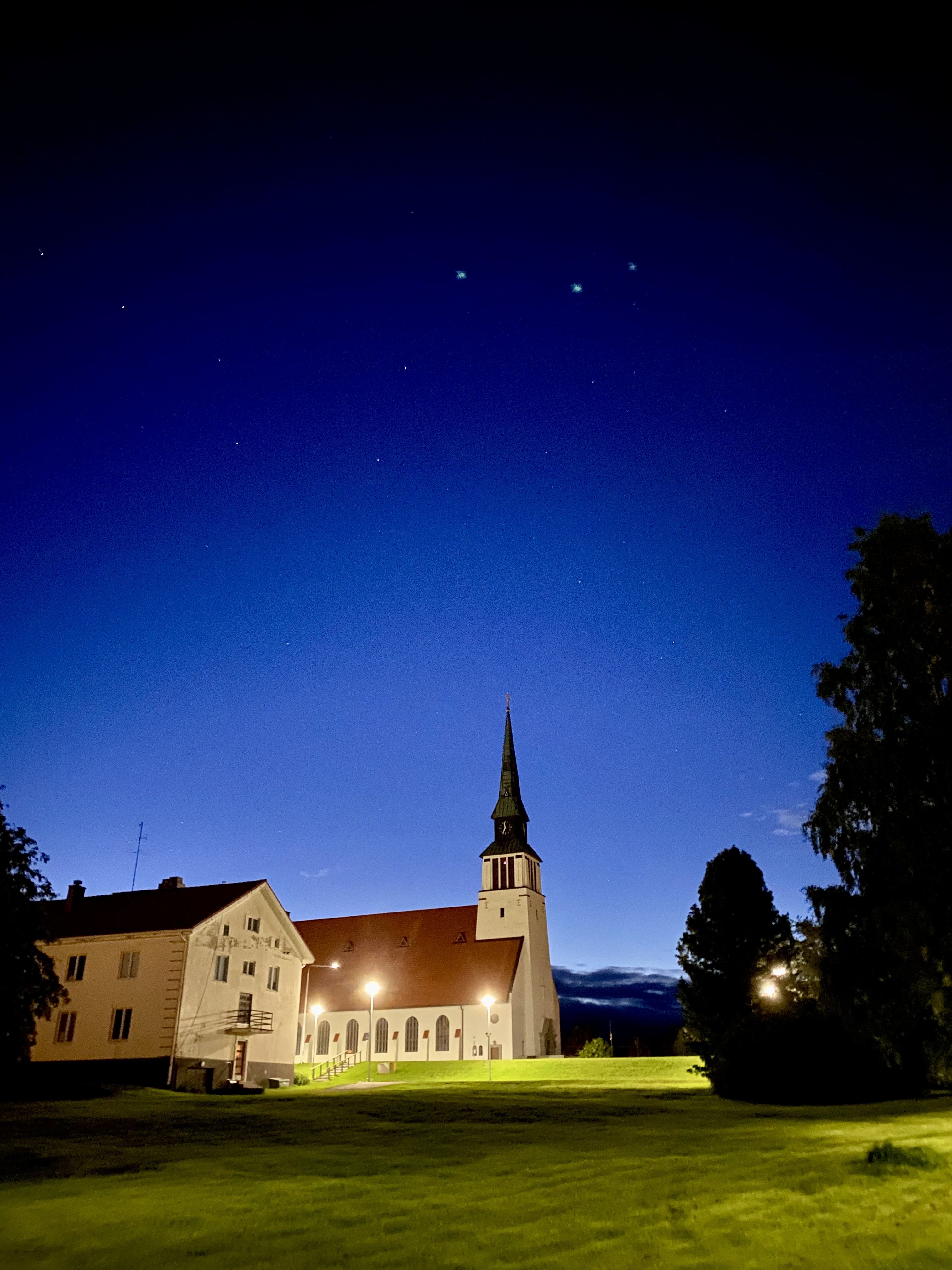 Kemijärven kirkko syysillassa