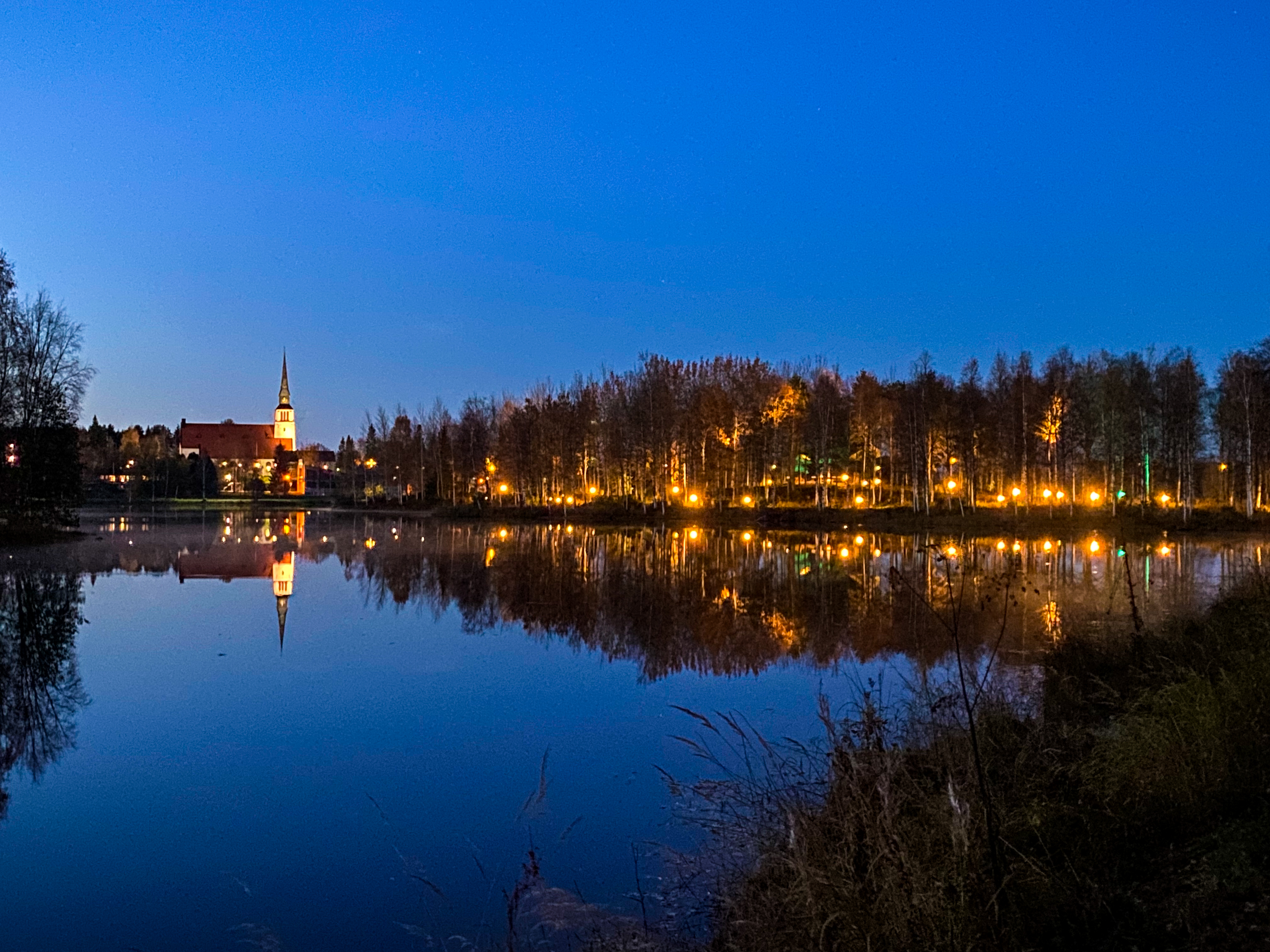 Kemijärven Kuumalampea syysillan valossa