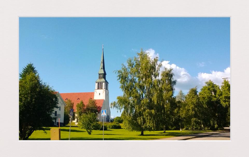 Kemijärven kesäistä kirkonmäkeä.