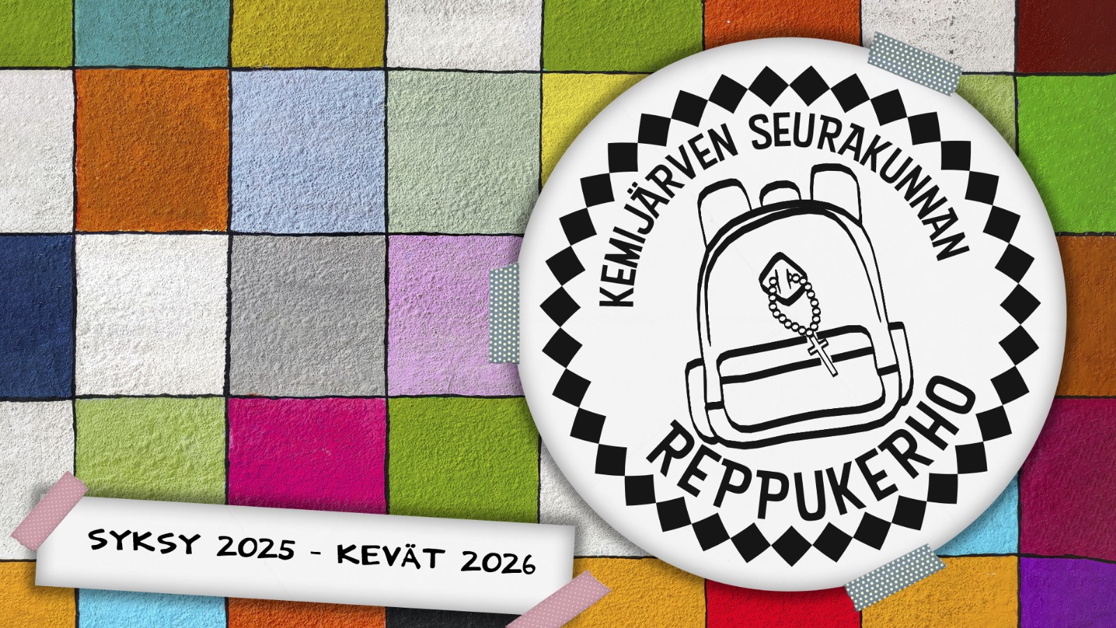 Värikkäällä ruutupohjalla mustavalkoinen logo, jossa reppu josta roikkuu rukousnauha. Teksti "Kemijärven seurakunnan Reppukerho". Vieressä teksti "Syksy 2025 - Kevät 2026".